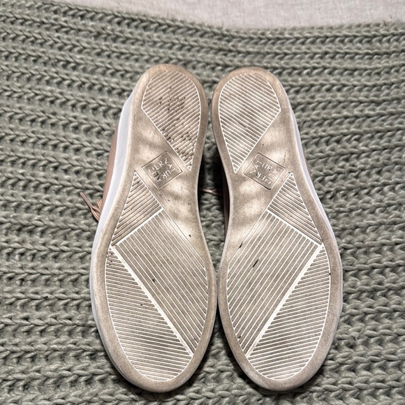 Naturalizer Women's Beige Leather Sneakers with Croc accent. Size 9M - Picture 3 of 4